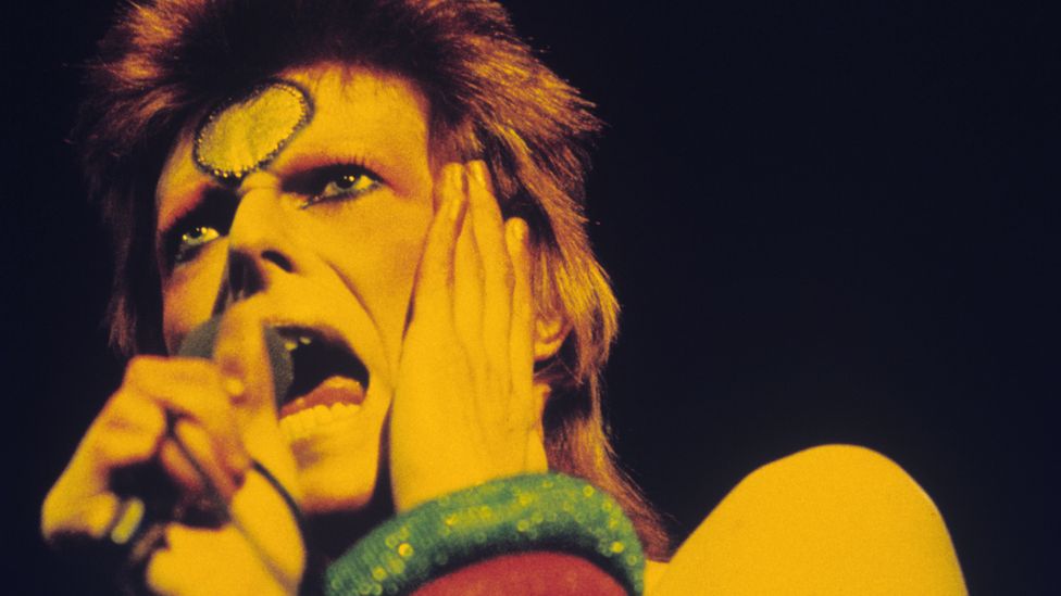 David Bowie reagisce a Young Signorino